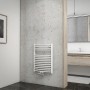 Weißer Schulte Design-Heizkörper Europa I mit Mittenanschluss im Badezimmer.