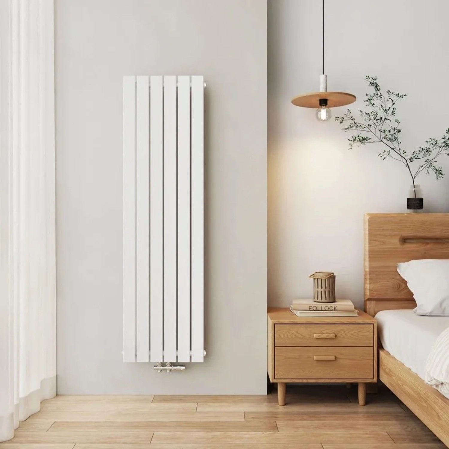 Weißer, vertikaler Emke Flach Heizkörper im modernen Design an einer Wand. Ideal für Schlafzimmer.