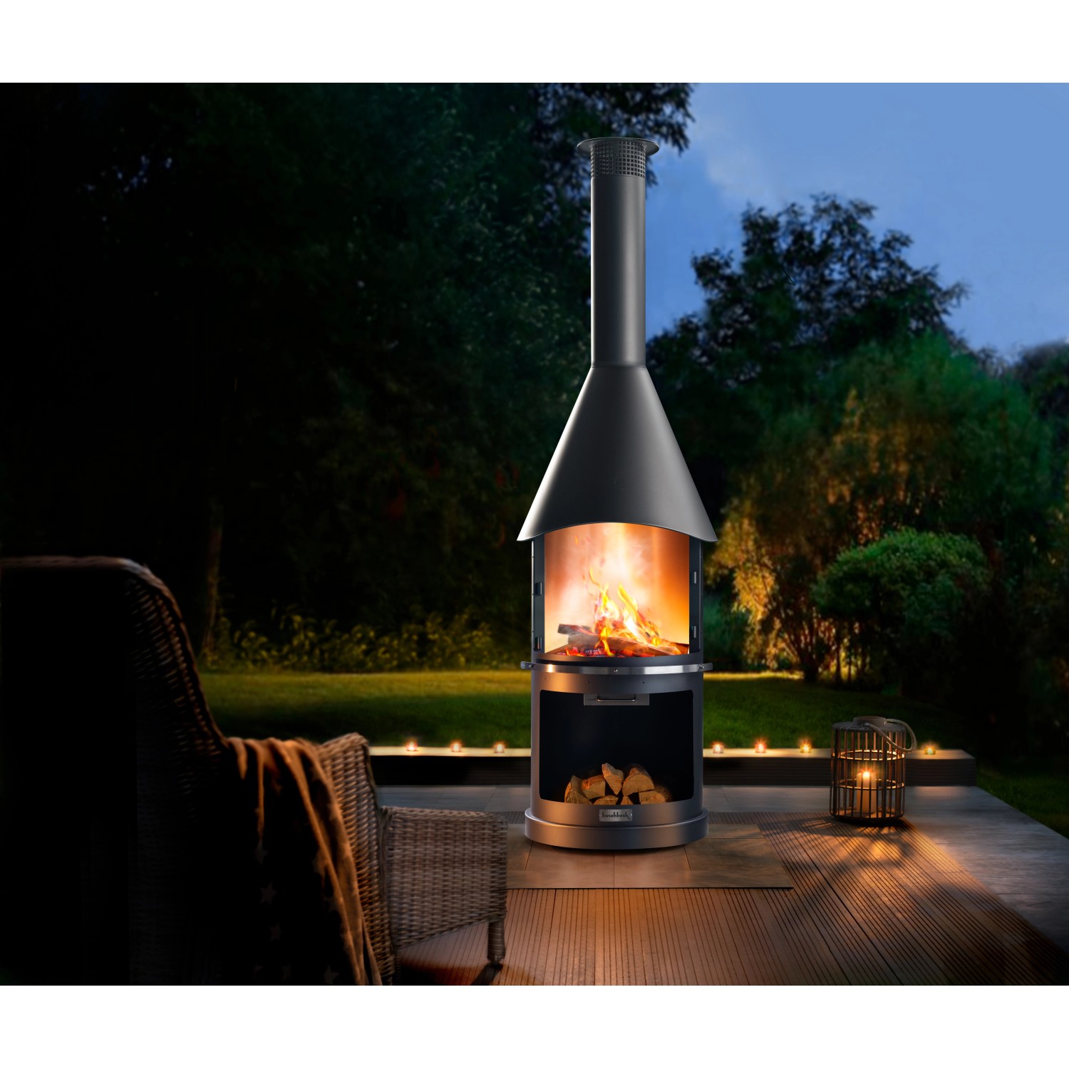 Buschbeck Gartengrillkamin Sydney Dunkelgrau mit Feuerstelle und Holzscheiten.