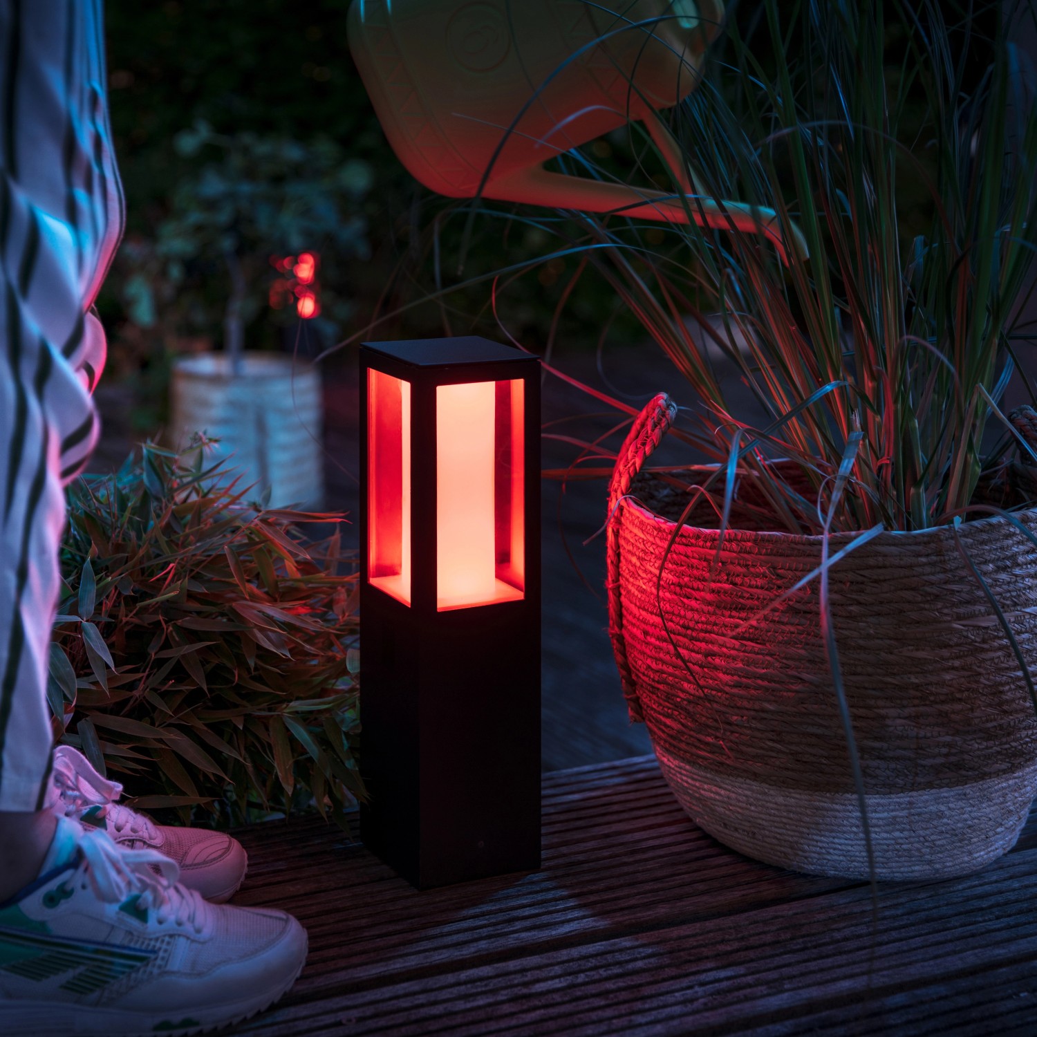 Philips Hue Impress Sockelleuchte, smarte LED Außenleuchte mit Farbwechsel, für Garten & Terrasse.