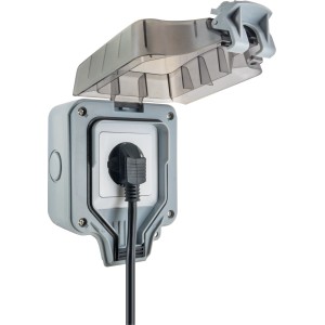 Schwaiger Aufputz-Außensteckdose, 1-fach, hellgrau, mit Stecker und geöffnetem Deckel.