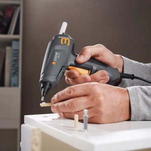 Steinel Heißklebepistole Gluematic 3011 KF in Aktion beim Kleben von Holz.