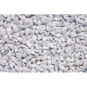Nahaufnahme von Carrara Marmorsplitt, weiß, 16-25 mm, Zierkies für Garten und Landschaftsbau.