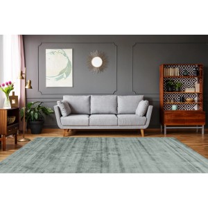 Kayoom Kurzflorteppich Luxury 110 in Mint, 120x170 cm, im Wohnzimmer mit Sofa und Regal.
