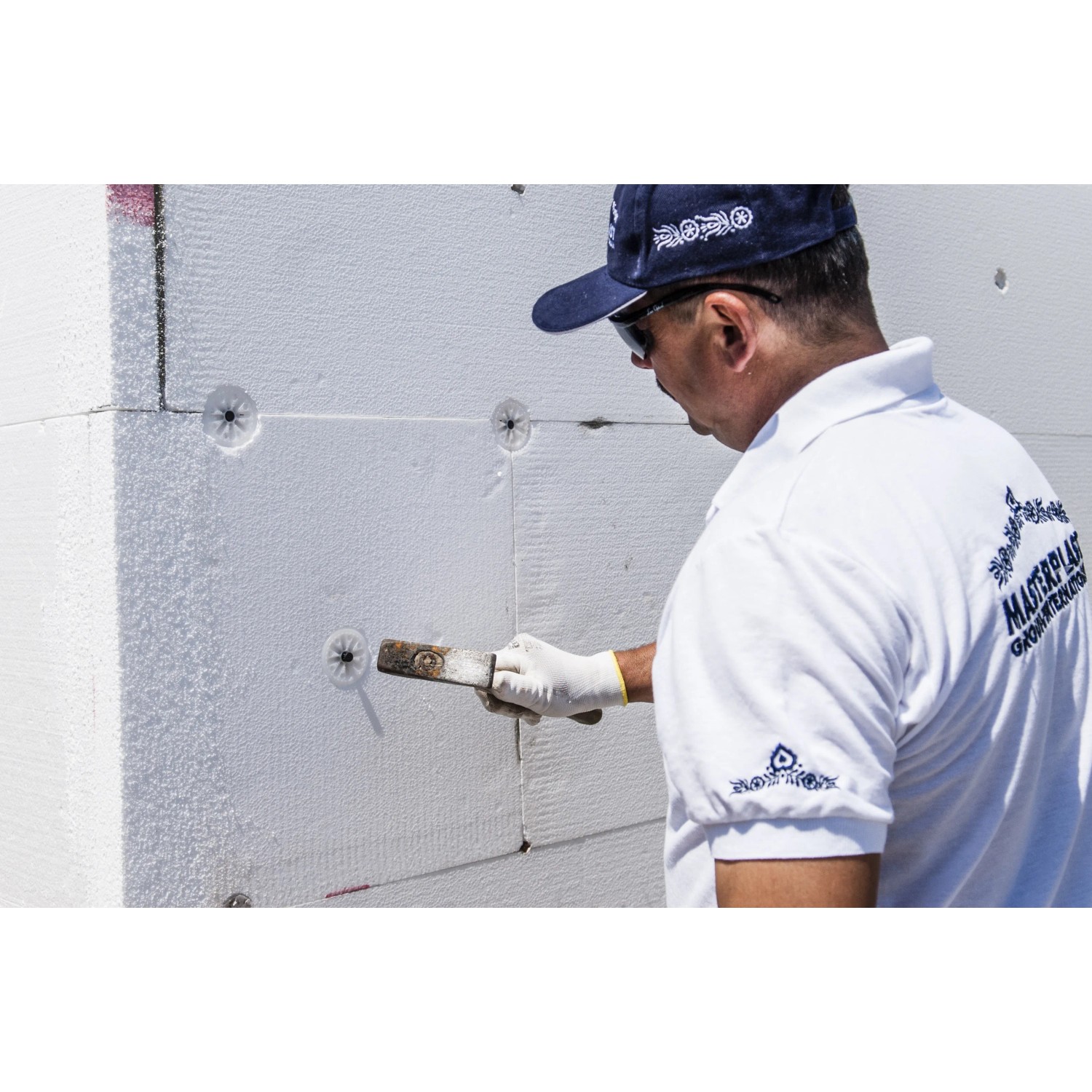 Anwendung von Dämmstoffdübel Thermomaster (90mm) zur Befestigung von EPS-Platten im Vollwärmeschutz-System.