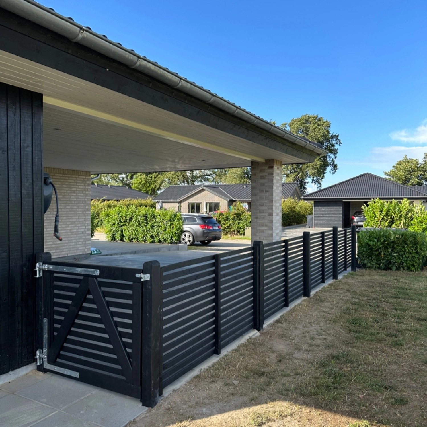 Schwarzer Vorgartenzaun Tokyo aus Nadelholz, 180x90 cm, mit minimalistischem Design.