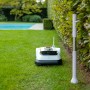 ECOVACS GOAT Mähroboter mit Navigations-Beacon zur drahtlosen Rasenbegrenzung.