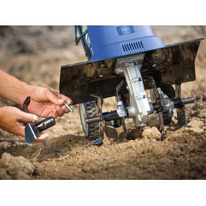 LUX Elektro-Bodenhacke E-BH 1400-43 beim Anbringen eines Hackmessers.