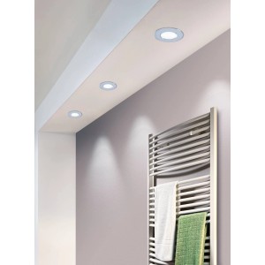 Drei chromfarbene Eglo LED-Einbauspots Fueva 5 in Decke, Bad-Szene.