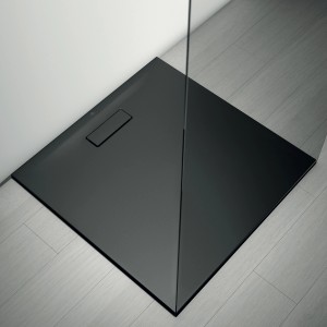 Schwarze, quadratische Ideal Standard Duschwanne Extraflach 90x90 cm im Badezimmer.