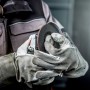 Metabo Winkelschleifer WEV 11-125 Quick mit Trennscheibe in Händen einer Person mit Arbeitshandschuhen.