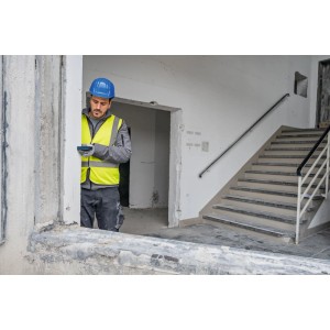 Mann misst mit Bosch Laser-Entfernungsmesser GLM60-31 auf Baustelle. Präzises Prüfwerkzeug für Profis.