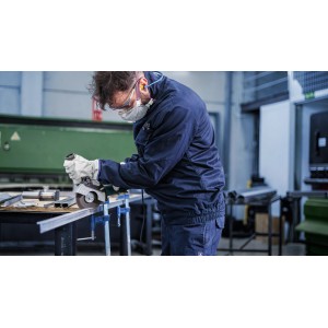 Anwender schneidet Metall mit Bosch Pro Trennscheibe für Winkelschleifer. Zubehör für Edelstahl und Metall.