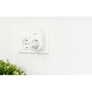 Weiße Link2Home WLAN Steckdose mit Zeitschaltuhr in Wandsteckdose. Smart Home Hausfunksteuerung.
