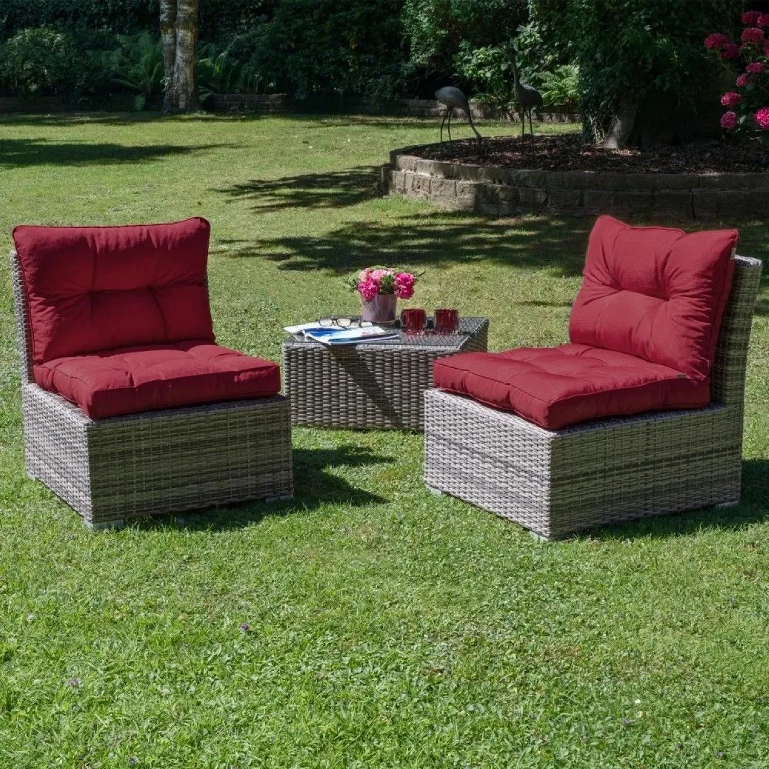 Rotes Beautissu Xluna Lounge Rückenkissen 70x40x12cm auf Rattan-Gartenstuhl. Gepolstert, mit Paspelierung und Heftungen.
