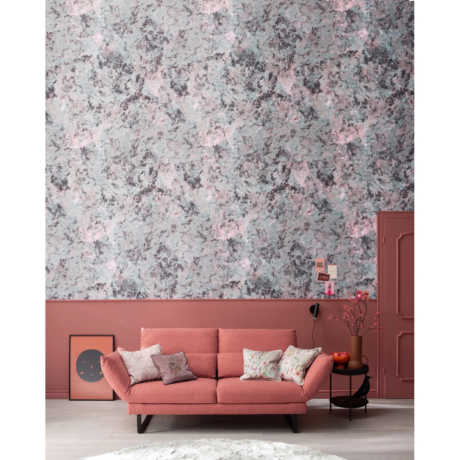 Schöner Wohnen Vliestapete New Delight, grafisches Muster in Lila-Grau im Wohnraum.