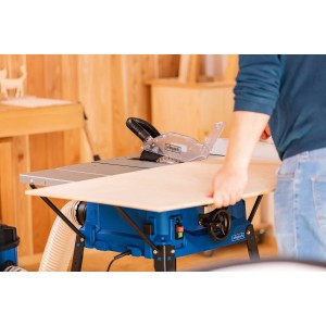 Scheppach HS100S Tischkreissäge in Blau/Silber mit Werkstück auf dem Tisch.