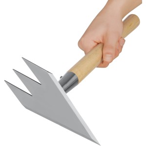 Ruwi Multi-Handharke 8in1 aus Edelstahl mit Holzgriff, gehalten in einer Hand.