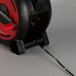 Konstsmide Lichterkette auf Kabelaufroller. Schwarzes Kabel mit LEDs für Außenbeleuchtung.