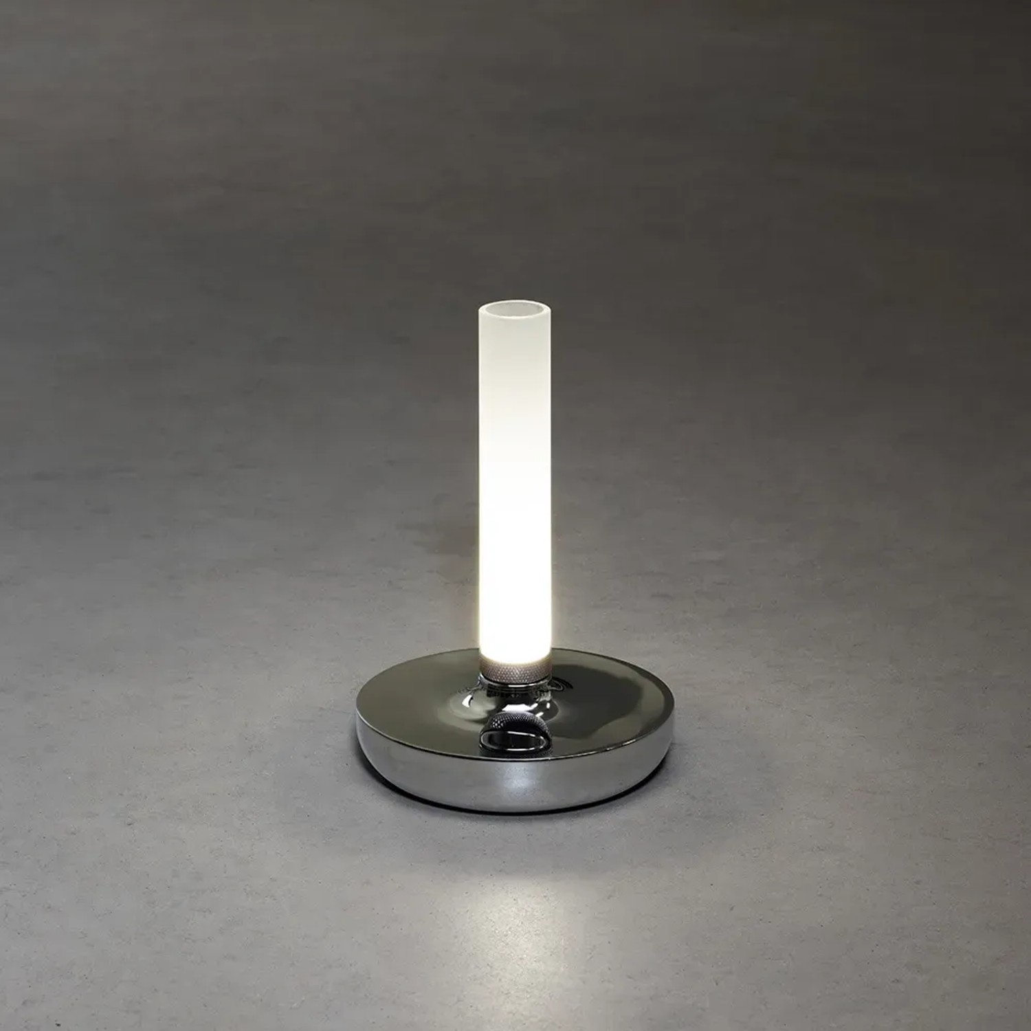 Konstsmide LED-Akku-Vase Biarritz, silber, Ø 13,5 cm, 20,5 cm hoch. Dekoleuchte für Innen & Außen.
