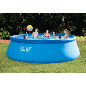 Blauer Intex Easy Set Pool mit spielenden Personen im Garten.