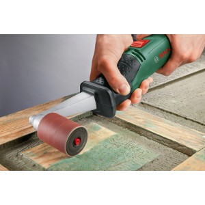 Bosch Texoro Schleifroller im Einsatz auf Holz, eine Schleifmaschine für schwer zugängliche Stellen.