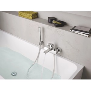 Grohe Lineare Wannenarmatur in Chrom mit Handbrause an gefüllter Badewanne.