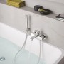 Grohe Lineare Wannenarmatur in Chrom mit Handbrause an gefüllter Badewanne.