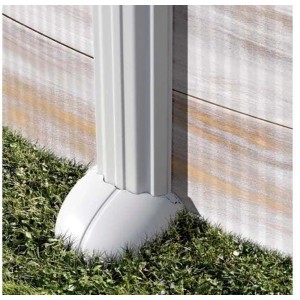 Detailaufnahme Stahlwand Pool Bornholm: Weiße Poolwand mit Rasen im Garten.