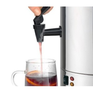 Silva Homeline Heißgetränkeautomat beim Abfüllen von Glühwein in ein Glas.