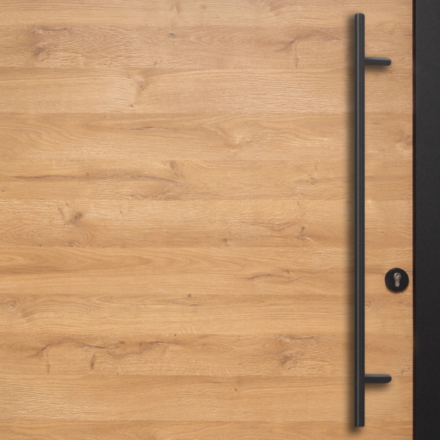 Splendoor Haustür ThermoSpace Milano Prime Woodeffect, Eiche natur, mit schwarzem Stoßgriff.