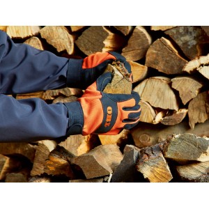 Hände mit OBI Arbeitshandschuhen (Größe 10) halten Holz vor Holzstapel. Gartenbekleidung.