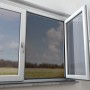Anthrazitfarbenes Insektenschutznetz am Fenster, schützt vor Insekten.