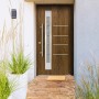 Splendoor Sicherheits-Haustür Berlin Prime RC2 in Nussbaum mit Glaseinsatz und Edelstahlapplikationen.
