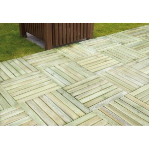 Verlegte, grün druckimprägnierte Holzfliesen (Nadelholz, 50x50 cm) als Terrassenboden.