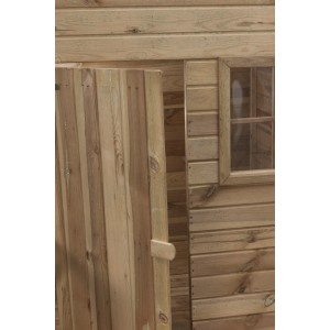 Detailansicht: SwingKing Spielhaus Laura mit Tür und Fenster. Holzstruktur sichtbar.