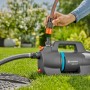 Gardena Gartenpumpe 4300 Silent im Einsatz mit Schlauchanschluss im Garten.