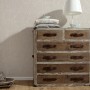 Beige Vliestapete Elegance 3 mit Struktur und Astmuster an der Wand.