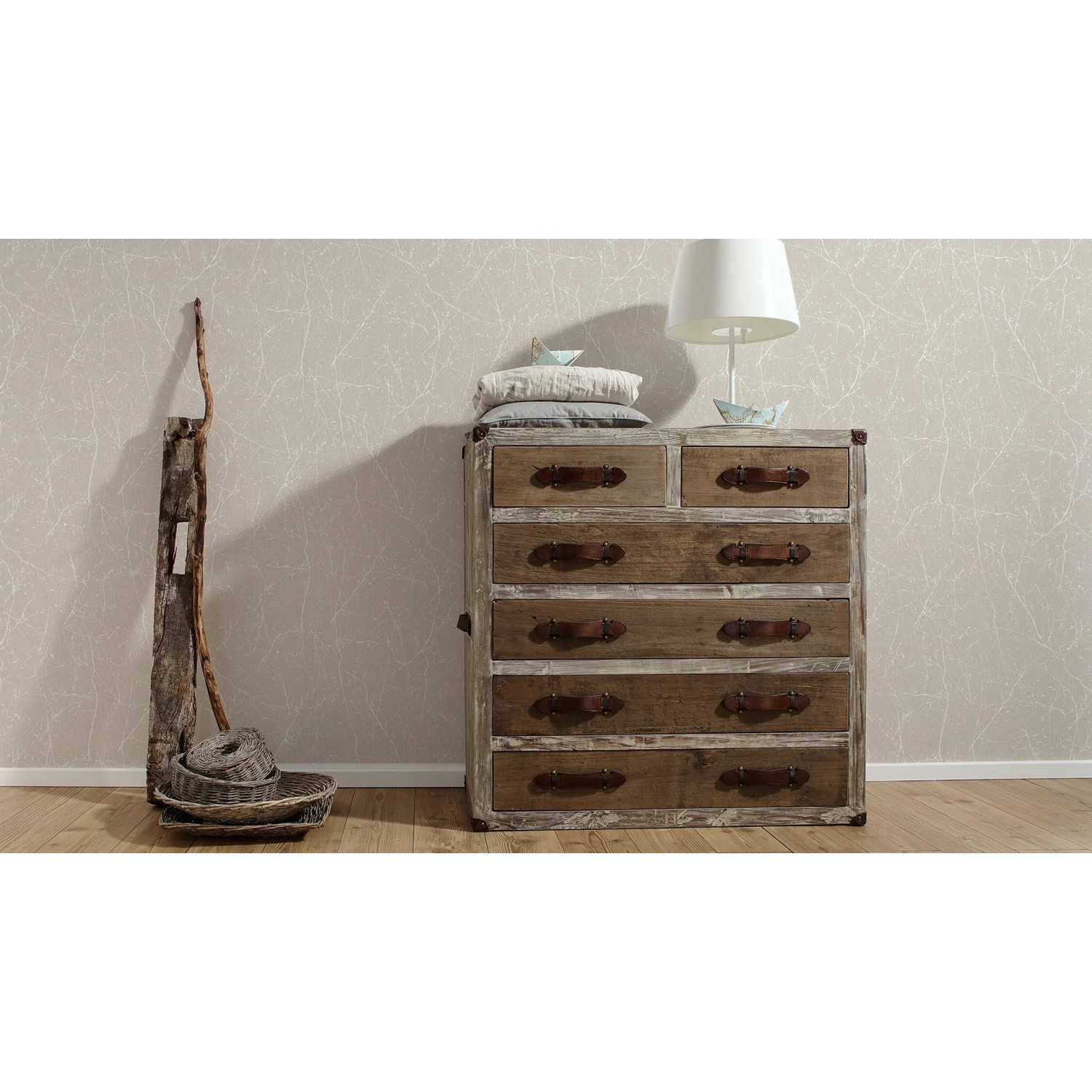 Beige Vliestapete Elegance 3 mit Struktur und Astmuster an der Wand.