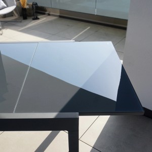 Detailansicht: Home Deluxe Gartentisch Sol, ausziehbar, Glas hellgrau, modernes Design.