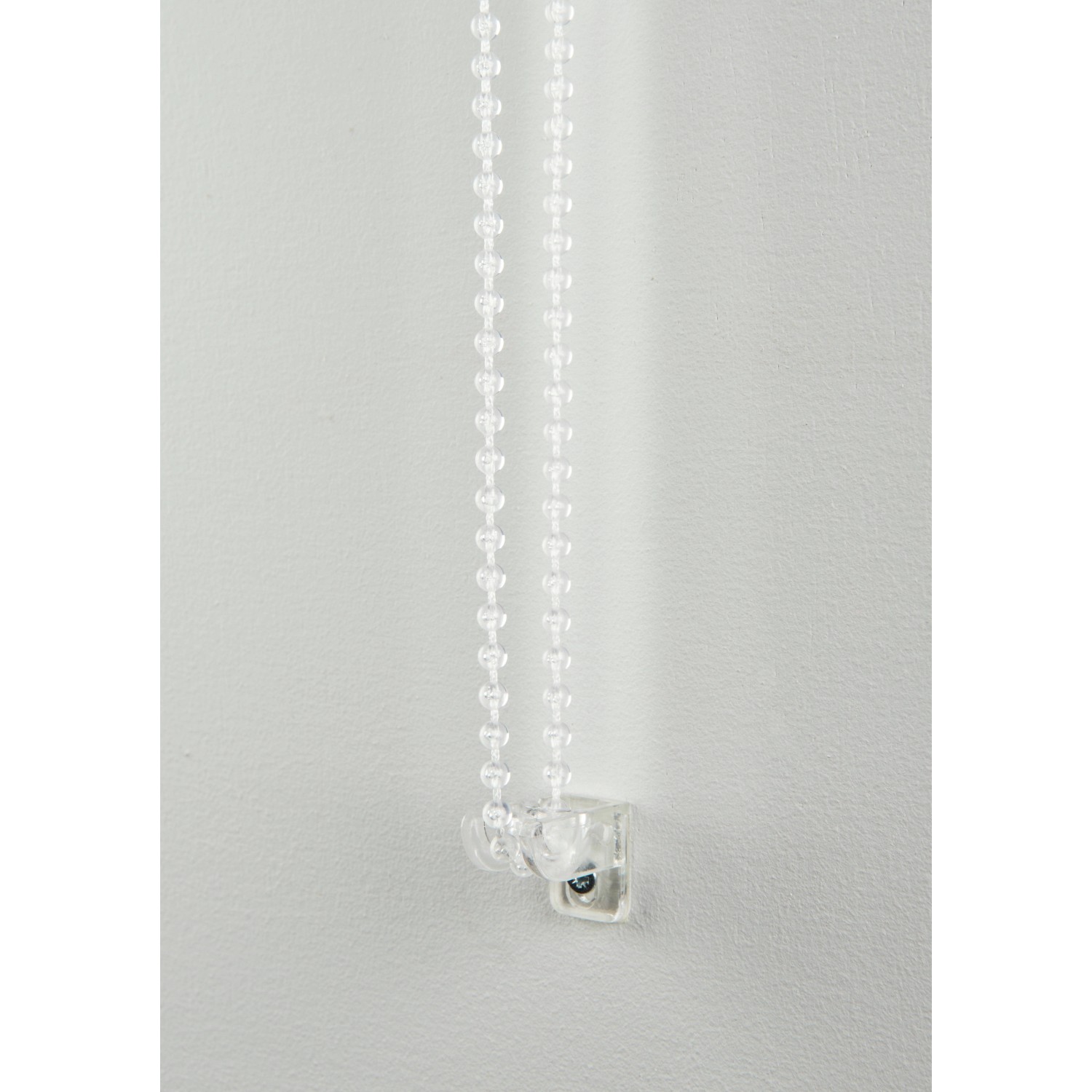 Detailaufnahme der Bedienkette des Schöner Wohnen Doppelrollos Tilda in Weiß.