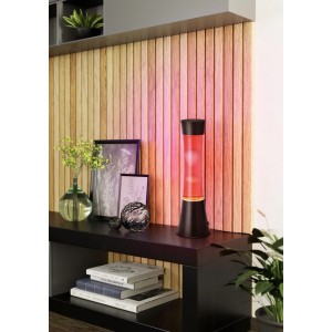 Eglo LED-Lavatischleuchte Schwarz/Rot/Weiß auf Regal. Zylindrische Lampe mit roter Flüssigkeit und weißem Wachs, leuchtend.
