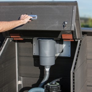 Gre Technikraum für Composite Pools Avantgarde (96 cm Höhe) mit geöffneter Klappe und Poolzubehör.