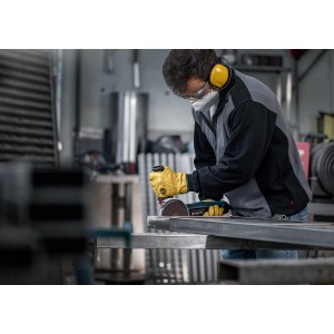 Anwender schleift Metall mit Bosch Expert Vliesscheibe N880 auf Exzenterschleifer, Zubehör für Schleifarbeiten.