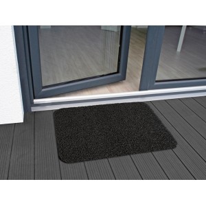 Anthrazitfarbene OBI Kunststoffmatte für den Außenbereich vor einer Terrassentür.