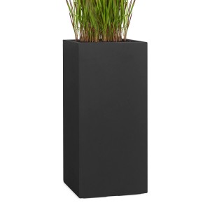 Hoher, anthrazitfarbener Pflanzwerk® Tower Pflanzkübel (60 cm) mit Bepflanzung.