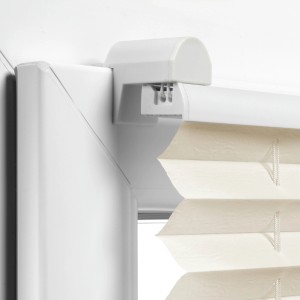 Detailaufnahme: Gardinia EasyFix Plissee, elfenbeinfarben, mit Bedienschienen am Fenster.
