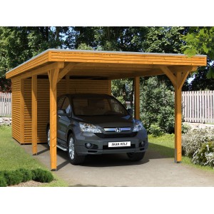 Skan Holz Carport Spessart mit Abstellraum, Eiche hell, mit Auto untergestellt.