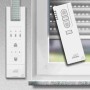 Schellenberg RolloDrive 65 Premium Rollladenantrieb mit Funk-Fernbedienung am Fenster.