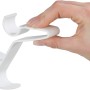 Wenko Universal Flexi Haken für Handtuchheizkörper, weiß, flexibel in der Hand gehalten.
